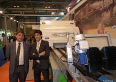 Eduardo Cobos Calvo mostrando su tecnología agrobótica para el sector hortofrutícola en su stand de Maf Roda.