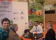 Javier Arzmendi y algunos clientes en su stand de ZERYA, la marca de calidad de sistemas de producción de alimentos que garanticen un producto final libre de residuos.