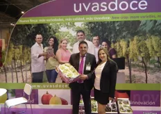 Alfredo y Estrella Miralles en su stand de Uvasdoce, promocionando su nueva finca con más variedades de uva.