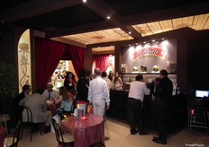 El stand dispuso de todo el glamour de un cabaret.