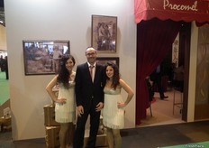 José Luís Rodríguez, de Procomel, con dos de las bailarinas de cabaret.