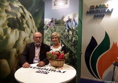 Stand de Agro Verduras 2000 exponiendo sus alcachofas de la Vega Baja del Segura.