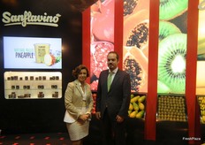 José Aparicio y Teresa Brotons en su stand de Bonysa Agroalimentaria, promocionando la piña natural pelada con marca Sanflaviño.