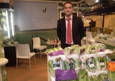 Miguel Sanmartín en su stand de Hortofrutícola Murciana de Vegetales, promocionando sus lechugas frescas y lavadas de la huerta de Murcia.