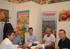 Equipo de Cosanse en su stand, promocionando la fruta de hueso y fruta de pepita de la provincia de Zaragoza.