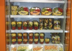 Envases con ensaladas de frutas naturales sin añadidos y listas para tomar, dirigidas a la hostelería y servicios de cátering, expuestas en el stand de Gufresco.