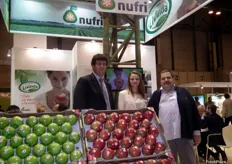 Stand de Grupo NUFRI con Ignasi Argilès, Jaume y Rosa Company, promocionando su marca Livinda para manzanas.