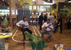 Músicos aportando sonidos canarios al evento, en el stand de Plátano de Canarias.