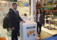 Francisco Peris, Director de Ventas de Tecnidex, junto con Vanessa Garrido, Responsable de Marketing de Tecnidex, presentando Bravatia, un nuevo fungicida autorizado para la post-cosecha citrícola para el control de Geotrichum candidum y Penicillim spp.
