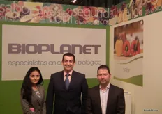 Javier Arias Santos, Director Comercial de Bioplanet, especialista en control biológico, junto con sus compañeros.