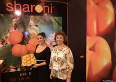 Equipo de Inter Terra, del Grupo Medina, promocionando el kaki Sharoni.