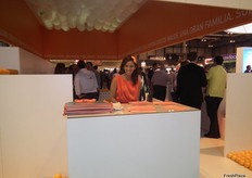 Stand de Fontestad, blanco por fuera, lleno de sorpresas por dentro.