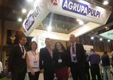 Juan Bartolo (derecha) junto con el resto del joven equipo comercial de AGRUPAPULPI.