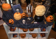 Terroríficas calabazas de Halloween expuestas en el stand de Kernel.