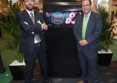 Diego Pozancos y Alexander Koch, del departamento de ventas de ROYAL, promocionando los pluots, un híbrido entre ciruela y albaricoque.