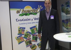 Gorka Cirauqui, en su stand de Huerta de Peralta, empresa navarra especializada en la producción y comercialización de lechugas y ensaladas frescas preparadas.