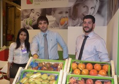 Joven equipo comercial de Mediterran Sweet promocionando sus frutas frescas.