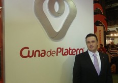 Sergio Sanz en su stand de Cuna de Platero, especialista en fresas que repite un año más como expositor en Fruit Attraction.