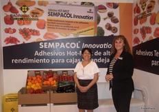 Susana Giménez (derecha)y su compañera en elstand de Badrinas, S.A., especialista en colas y adhesivos para embalajes en el sector hortofrutícola. Este es su primer año en Fruit Attraction y presentan SEMPACOL, una línea de adhesivos HOT-MELT de alto rendimiento para cajas y bandejas.