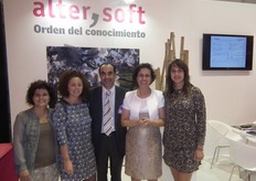 Equipo de Alter Software, una empresa fabricante de software, propiedad familiar, constituida en 2002 tras más de 20 años de experiencia en el área de las Tecnologías de la Información (TI), especializados en el sector Financiero (industria de valores) y sector Agrícola, ofreciendo en cada uno de ellos productos que integran la totalidad de sus posibles negocios. De derecha a izquierda: Marta y Ana Vilaltella, Manuel Mota, Ana Forcada y Laura Cuenca.