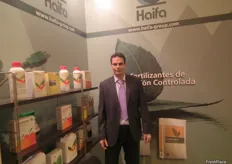 José Manuel Fontanilla en su stand de HAIFA Ibérica, promocionando su amplia gama de fertilizantes.