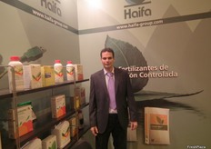 José Manuel Fontanilla en su stand de HAIFA Ibérica, promocionando su amplia gama de fertilizantes.
