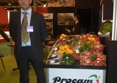Fernando Martín en su stand de PROCAM, promocionando las frutas y hortalizas frescas de Andalucía.