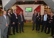 Personal del stand de AgrupaEjido. La empresa almeriense ha decidido que sea Fruit Attraction el escenario para la presentación de su primera aplicación para dispositivos móviles. Se trata de una App con información actualizada de la firma: sus centros, su catálogo de productos, las últimas noticias, ... Pero su principal utilidad está en que ofrecerá en tiempo real la pizarra de precios de cada día en todos sus centros