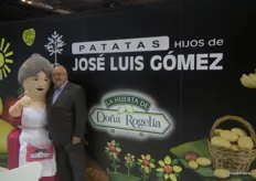 José Luís Gómez, gerente de Patatas Hijos de José Luís Gómez, en su stand junto a Doña Rogelia, promocionando su línea de patatas.
