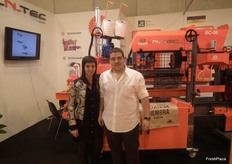 Personal de INTEC promocionando la maquinaria para ensacado.