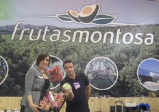 Lucía Polo y Federico Montosa en su stand de Frutas Montosa, de Vélez-Málaga, presentando sus aguacates Hass y mangos españoles. También expusieron su propio guacamole con un 95% de aguacate, sin conservante ni colorantes añadidos, gracias a un sistema de alta presión utilizado para su envasado.
