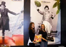 Equipo de Tropical Millenium promocionando sus aguacates y mangos