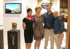 Alejandro Lechado Díaz, Gerente de KiwiNatur, con el resto de su equipo. La empresa está dedicada a la produccion y venta de kiwis 100% asturianos en Praia, Asturias.