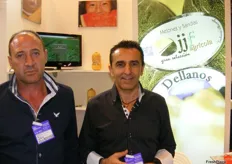 José Luís Agudo y Juan P. Madrigal, de Agrícola JJF, promocionando sus melones, sandías, cebollas y calabazas.
