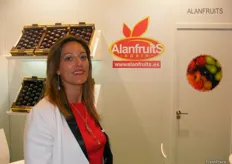 Claudia González Trinidad, de Alange Fruits, promocionando sus ciruelas, peras, melocotones y nectarinas.