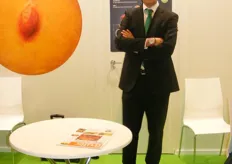 José María Naranjo Mejías (Business Development & Marketing Director) de Tanynature promocionando sus frutas de hueso y espárragos.