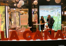 Stand de Grupo La Caña con Alba Fernández Maldonado (Departemento de Comunicación.