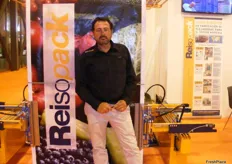 Carlos Saldana, de Reisopack, promocionando máquinas flejadoras específicas para el sector hortofrutícola.