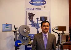 Gerardo Martínez, de MarCoPack, presentando sus etiquetadoras automáticas y semiautomáticas