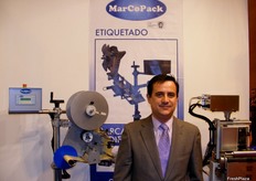 Gerardo Martínez, de MarCoPack, presentando sus etiquetadoras automáticas y semiautomáticas