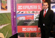 Antonio Guillén, agente comercial de Kopalmeria, promocionando sus frutas y hortalizas.