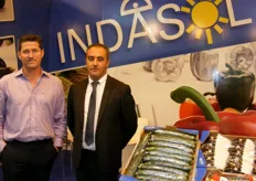 Equipo de Indasol luciendo sus mejores frutas y hortalizas frescas.