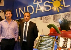 Equipo de Indasol luciendo sus mejores frutas y hortalizas frescas.