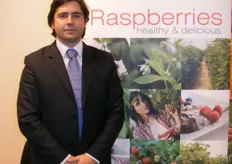 Juan José Valls, de Surexport (Sales Executive) promocionando sus frambuesas frescas.