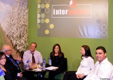 Equipo comercial de Inter Golmes promocionando sus frutas frescas.