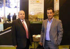 Carlos Ortega González, Gerente de HortoVilla, exponiendo sus esparrágos y hortalizas frescas.