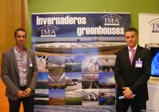 Mikel Pérez Martínez y Juan José Conesa Martínez, de Invernaderos IMA, presentando sus estructuras de invernadero de alta calidad.