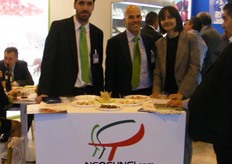 Parte del personal de Neofungi promocionando sus hongos frescos de todo tipo de variedades.