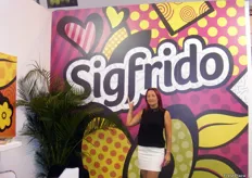 Christine Blondet, Sales Export Manager de Sigrido, promocionando sus frutas subtropicales y hierbas aromáticas.