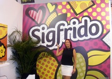 Christine Blondet, Sales Export Manager de Sigrido, promocionando sus frutas subtropicales y hierbas aromáticas.